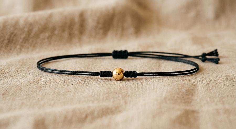 Manilla minimalista con balín dorado
